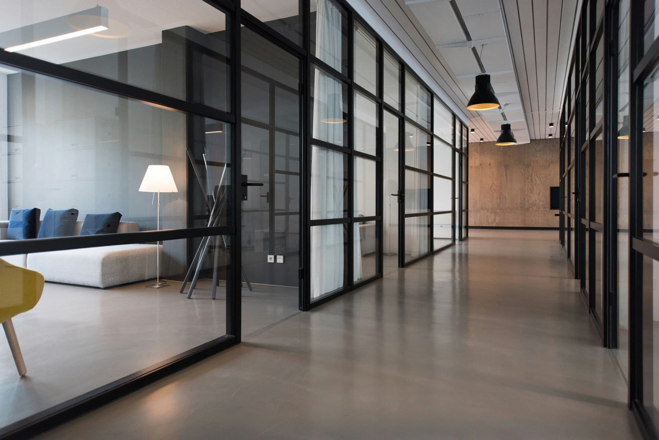 25 Minimal Desk Setup Ideas for a Clean and Productive Workspace in 2026